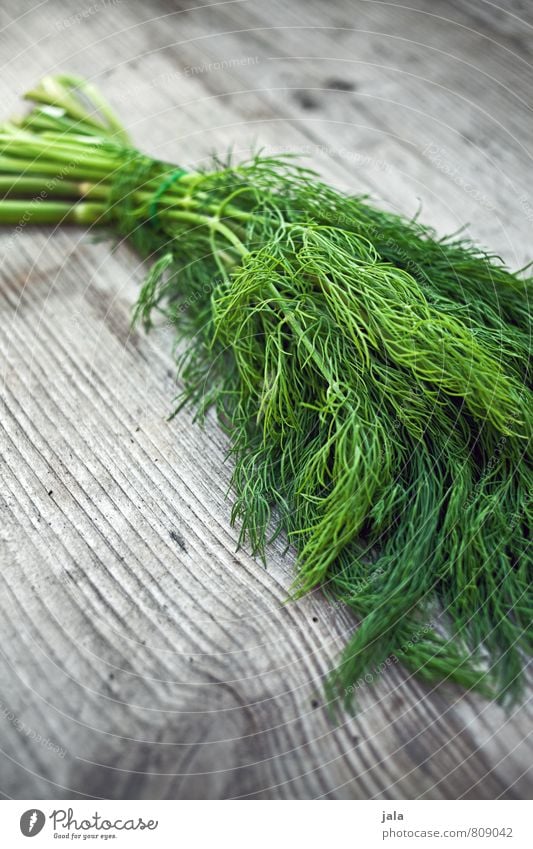 dill Lebensmittel Kräuter & Gewürze Dill Bioprodukte Vegetarische Ernährung Gesunde Ernährung einfach frisch Gesundheit lecker natürlich grün Holztisch Farbfoto