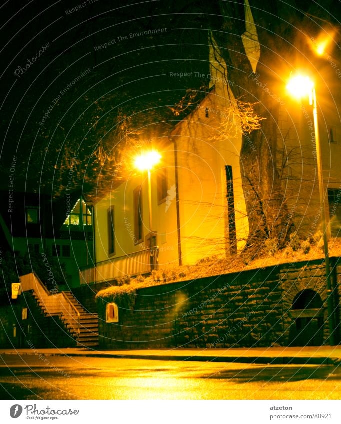 Mainstreet III Herkunft gelb grün dunkel Einsamkeit Nacht Licht Lampe Hauptstraße Regen nass Bürgersteig Bordsteinkante geradeaus Wohnung Heimat ruhig