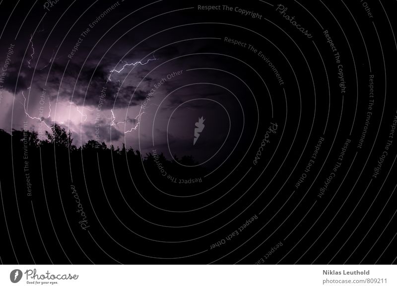 Nächtliches Herbstgewitter Natur Himmel Gewitterwolken Wetter schlechtes Wetter Unwetter Blitze beobachten gigantisch natürlich violett schwarz weiß Kraft Angst