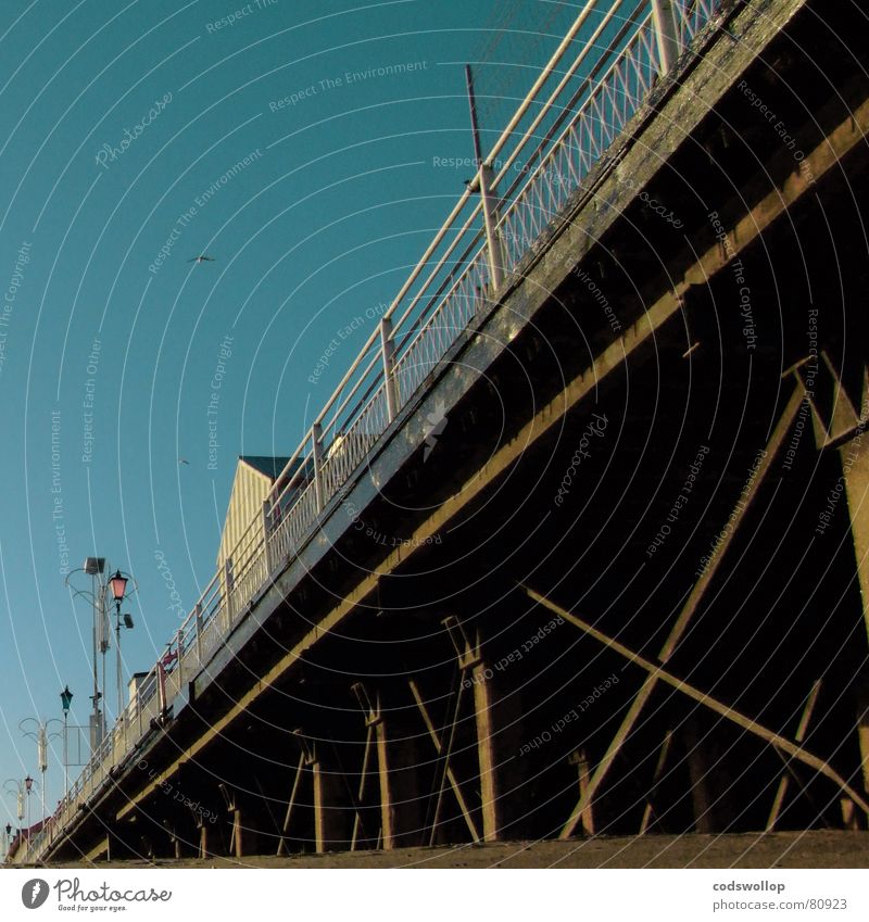 land ahoy Anlegestelle Zaun Strand Sprungbrett England Lampe hart Great Yarmouth Himmel Küste historisch Pfosten Nordsee britania sea railings posts iron