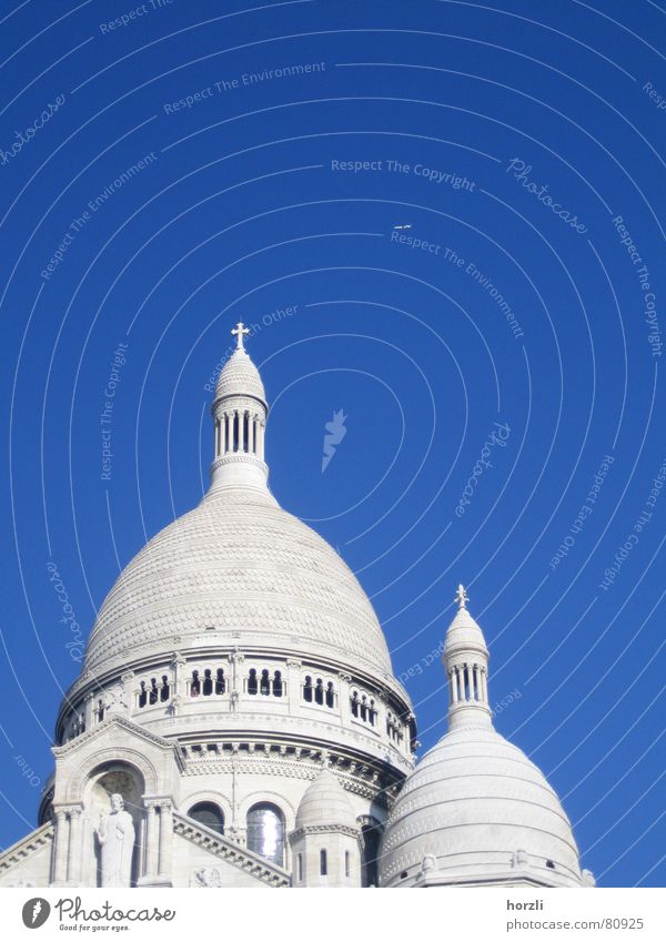 Twin Towers Wallfahrtsort Sacré-Coeur Montmartre Denkmal himmelblau Flugzeug Statue Kuppeldach rund Frankreich Paris Maschine Passagierflugzeug Schutzdach weiß