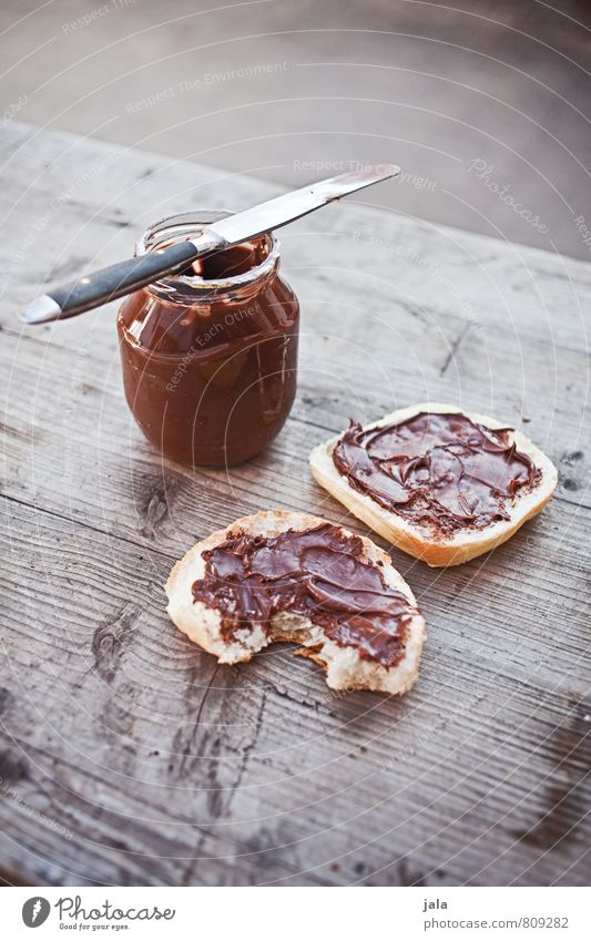 schokoladig Lebensmittel Brötchen Süßwaren Schokolade Nussnugatcreme Ernährung Frühstück Bioprodukte Vegetarische Ernährung Messer lecker süß Appetit & Hunger