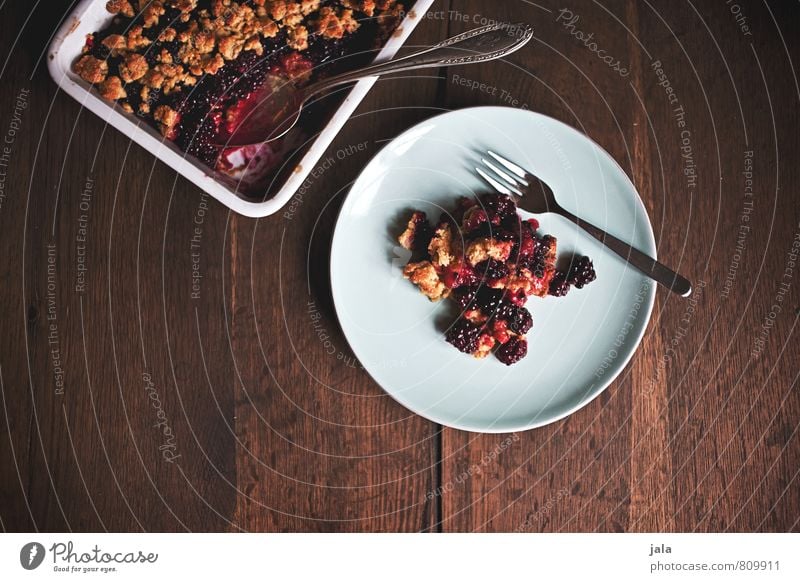 crumble Lebensmittel Frucht Kuchen Dessert Süßwaren Brombeeren Crumble Streusel Ernährung Kaffeetrinken Bioprodukte Vegetarische Ernährung Geschirr Teller