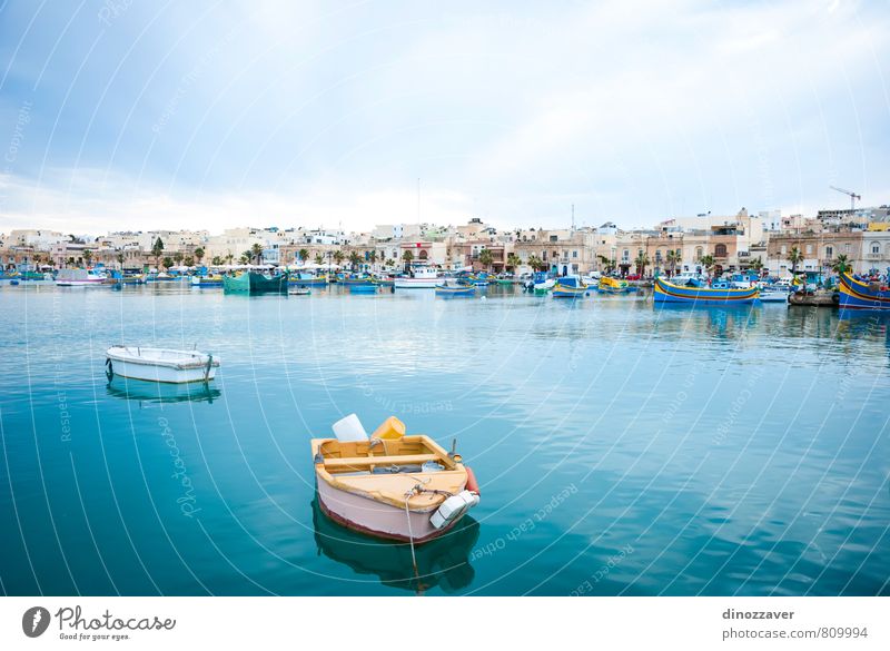 Blick über Marsaxlokk mit Booten, Malta ruhig Ferien & Urlaub & Reisen Tourismus Sommer Meer Insel Kultur Küste Dorf Kleinstadt Hafen Verkehr Fischerboot