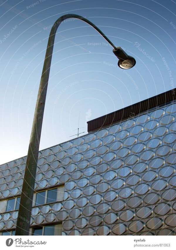 Krieg der Welten Kaufhaus Blech Stahl Fenster Wand Gebäude Chrom glänzend Hochhaus grau Wolken Sehnsucht Wahrheit Hoffnung Dach Stadt Muster Sommer Himmel