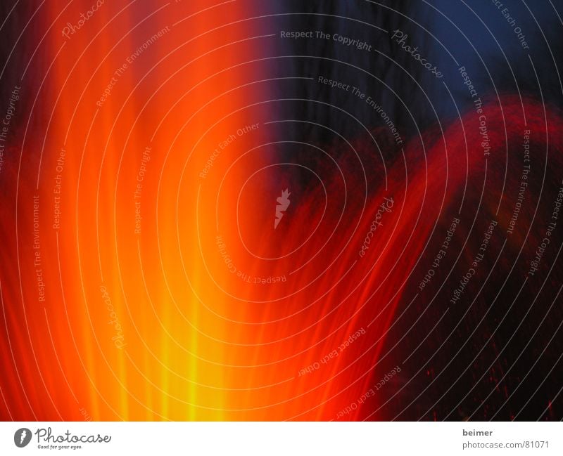 Fontäne Licht Nacht sprühen Physik nass dunkel Wasser leuchtende fontäne orange Lampe Beleuchtung Wärme