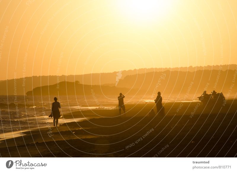 Abendstimmung am Meer Ferien & Urlaub & Reisen Tourismus Abenteuer Ferne Mensch Menschengruppe Umwelt Natur Landschaft Sand Wasser Wolkenloser Himmel Sonne