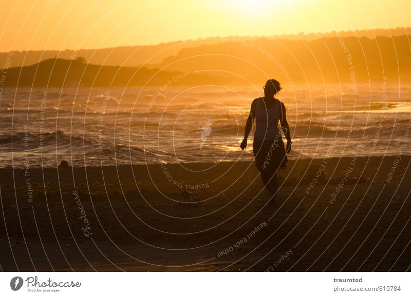 Strandspaziergang Ferien & Urlaub & Reisen Tourismus Abenteuer Ferne Freiheit Sommer Sonne Meer Wellen Rock laufen träumen maritim Wärme feminin gelb gold