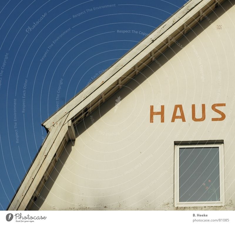 Halbes Haus Ferienhaus Fenster Dach Europa Ferien & Urlaub & Reisen Villa Putz Fassade Borkum Buchstaben Schriftzeichen Himmel blau alt Insel Nordsee