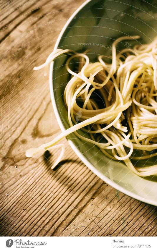 über den tellerrand. Lebensmittel Teigwaren Backwaren Ernährung Mittagessen Diät Italienische Küche Teller Holz Essen Fressen füttern dünn lecker braun