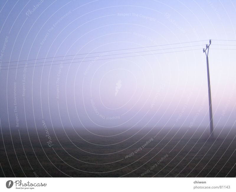 tausend Lichtjahre Nebel unheilbringend Elektrizität dunkel Feld unheimlich kalt Atem ruhig Nacht Trauer Abend spät schlechtes Wetter Schleier Winter