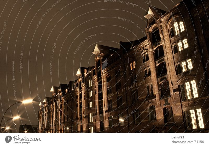 Speicher Alte Speicherstadt Nacht Licht Haus Kran Hafencity Tourismus historisch Dachboden Hamburg Elbe port authority Himmel