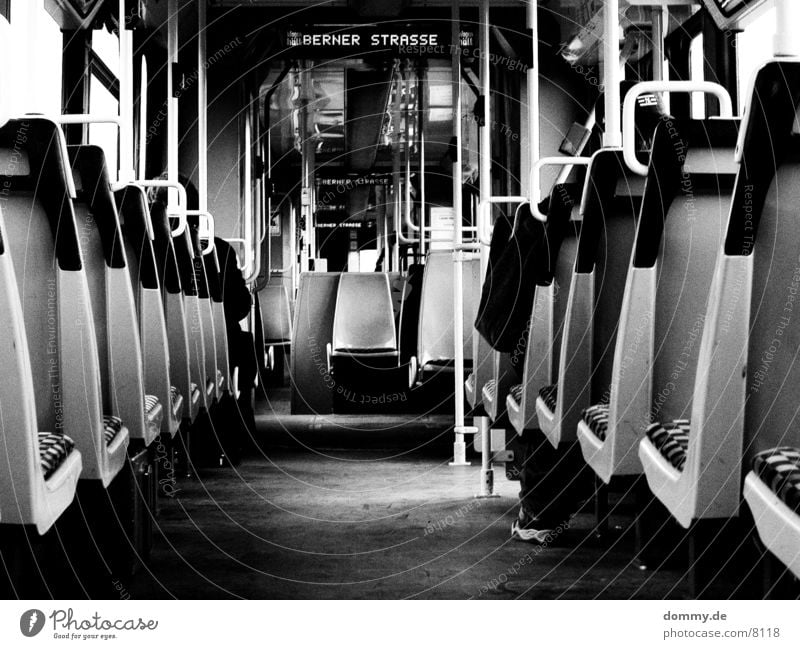 Morgen in der Bahn Straßenbahn 5 800 Mann Verkehr Eisenbahn straba Linie berner Sitzgelegenheit Schwarzweißfoto kaz