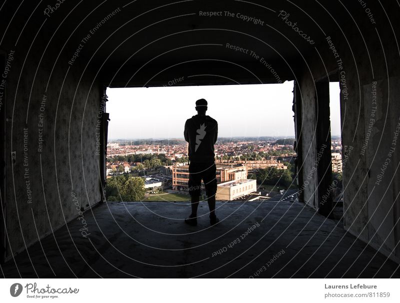 Stadtüberwachungswache in einem halb abgerissenen Gebäude maskulin Gent Belgien Europa Skyline bevölkert Einfamilienhaus Ruine Dach beobachten dreckig Erfolg