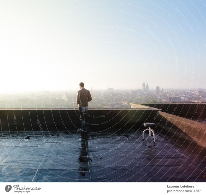 Der Wanderer über der Stadt des Nebels Gent Belgien Europa Skyline Kirche Dom Turm Gebäude Dach Mode Hose Jeanshose Jacke friedlich ruhig Weisheit