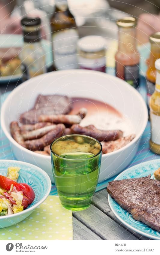 BBQ Fleisch Wurstwaren Salat Salatbeilage Ernährung Mineralwasser Geschirr Glas lecker mehrfarbig Lebensfreude Grillsaison Grillen Zusammensein Außenaufnahme