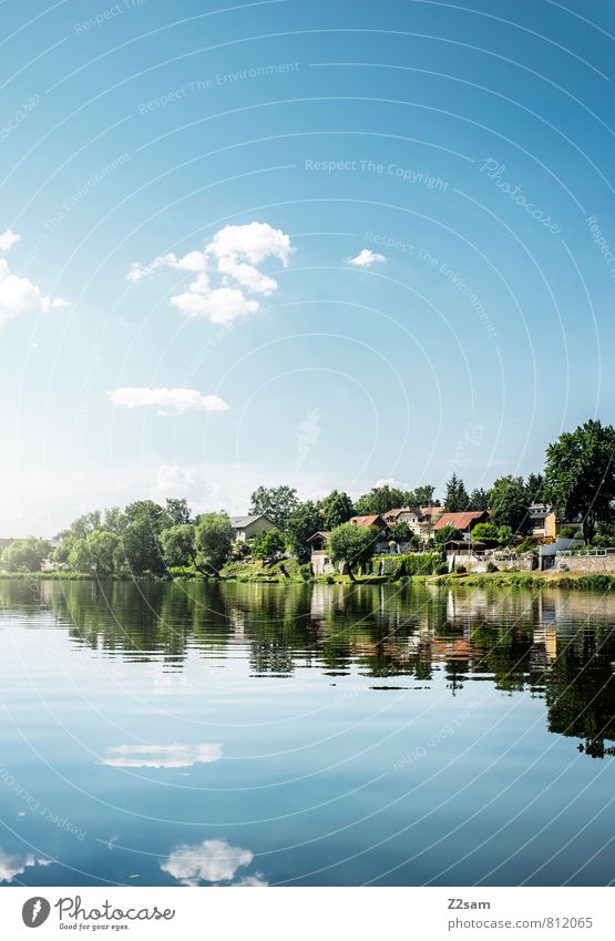 DORF AM FLUSS Ferien & Urlaub & Reisen Ausflug Sommerurlaub Umwelt Natur Landschaft Wasser Schönes Wetter Flussufer Dorf Haus ästhetisch Kitsch nachhaltig