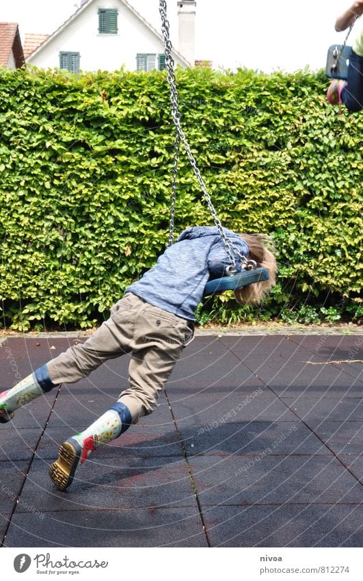 Dreh dich Kinderspiel Sommer Mensch maskulin Junge Körper 1 3-8 Jahre Kindheit Pflanze Sträucher Kleinstadt Stadtzentrum Einfamilienhaus Spielplatz Hose