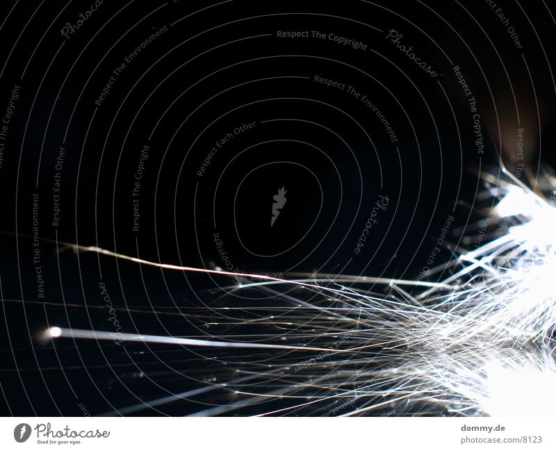 na, springt der Funke über ? Feuerzeug Blitze Langzeitbelichtung Makroaufnahme Nahaufnahme Funken