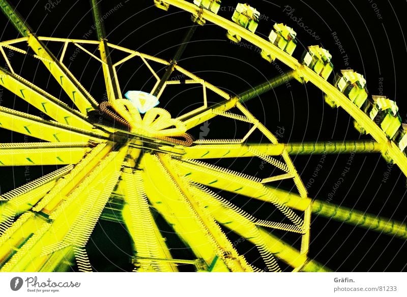 immer schön im Kreis Riesenrad Jahrmarkt Nacht gelb Licht Langzeitbelichtung Schützenfest Neonlicht Lomografie Oktoberfest funfair Feste & Feiern Bewegung cross