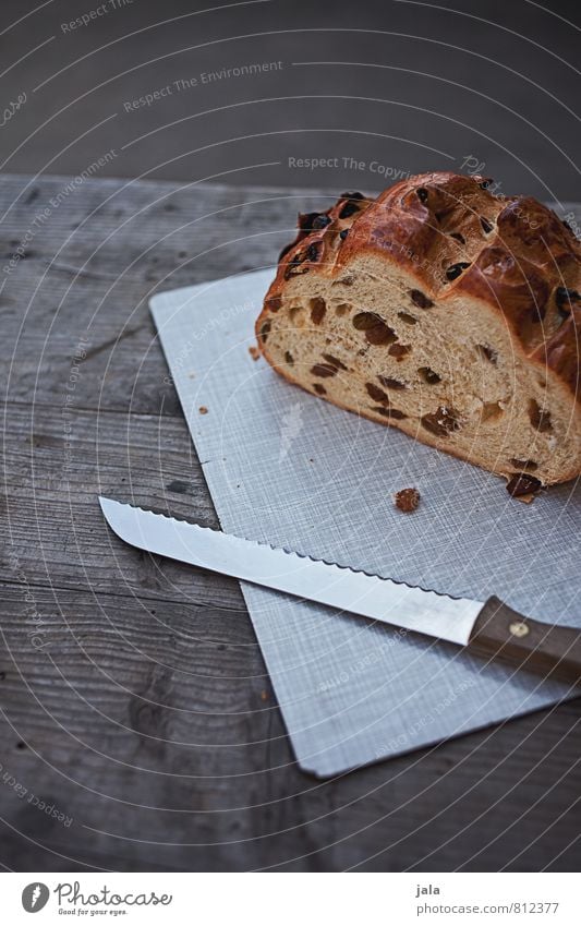 rosinenstuten Lebensmittel Kuchen Rosinenstuten Stuten Hefekuchen Ernährung Kaffeetrinken Messer Schneidebrett lecker natürlich Holztisch Appetit & Hunger