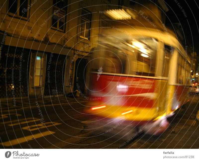 Missed the Tram Nacht Unschärfe gelb rot Straßenbahn Licht Straßenverkehr Asphalt schlafen Verkehrswege Bus night light die nacht verbringen