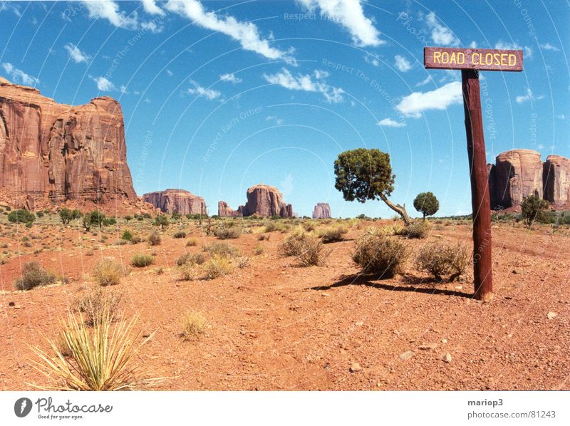 Monument Valley Amerika Außenaufnahme schön Utah USA Freundlichkeit Ödland Hinweisschild Wüste staubstrasse Freiheit roter sand Schönes Wetter