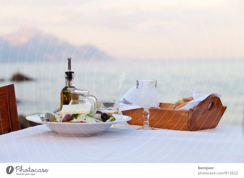 Strandsalat Lebensmittel Käse Salat Salatbeilage Abendessen Vegetarische Ernährung Getränk Alkohol Spirituosen Wein Geschirr Teller Flasche Glas Billig gut