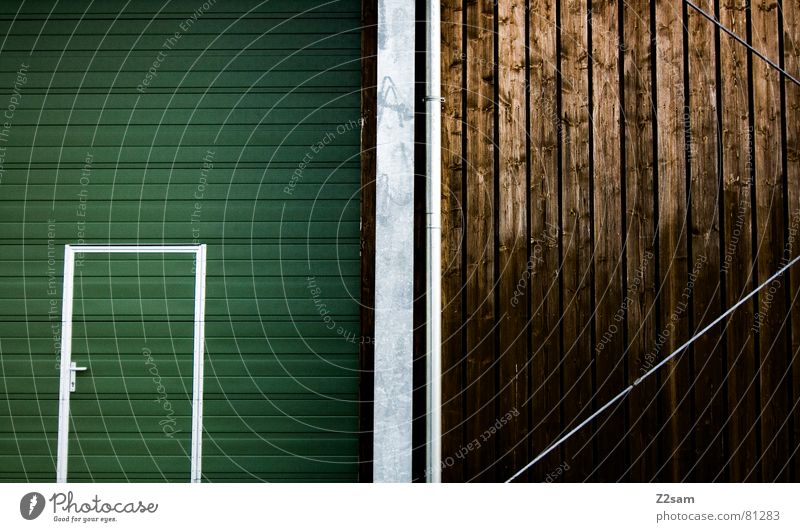 tür im tor III Garagentor Holz Fenster Streifen umrandet grün einfach Durchgang Eingang Griff glänzend abstrakt graphisch braun Draht Stahl modern Lamelle Tür