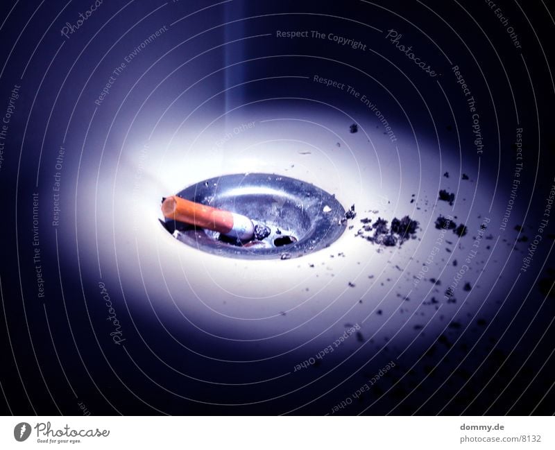 ne Ziggi rauchen Zigarette Waschbecken Langzeitbelichtung Rauch Abfluss Brandasche Zigarettenstummel