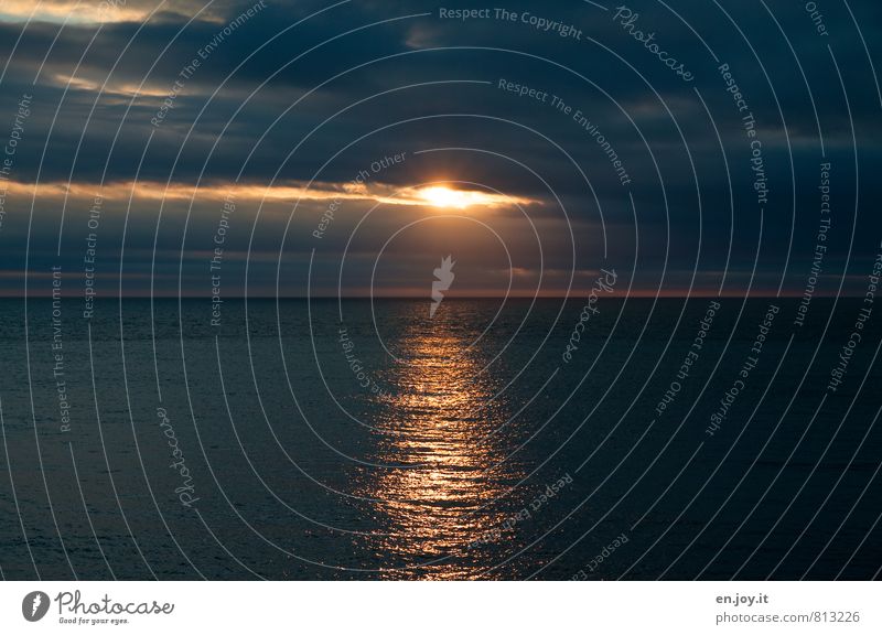 Lichtblick Ferne Freiheit Meer Wasser Gewitterwolken Horizont Sonnenaufgang Sonnenuntergang Sonnenlicht Klima schlechtes Wetter Unwetter Sturm bedrohlich dunkel