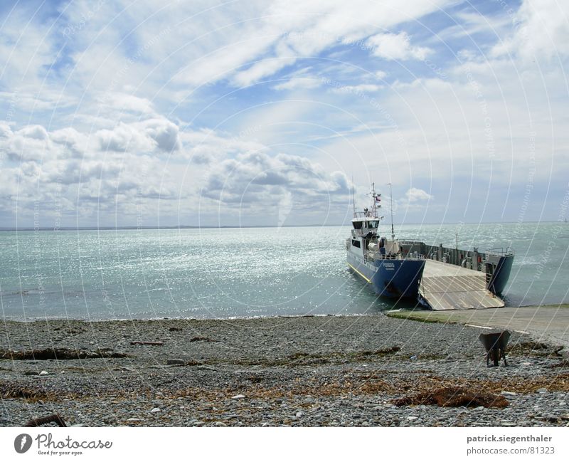 Überfahrt ins Ungewisse Fähre Wasserfahrzeug Wolken Meer Chile Horizont Unendlichkeit Rampe schlechtes Wetter Strand Hafen Südamerika Fluss Himmel