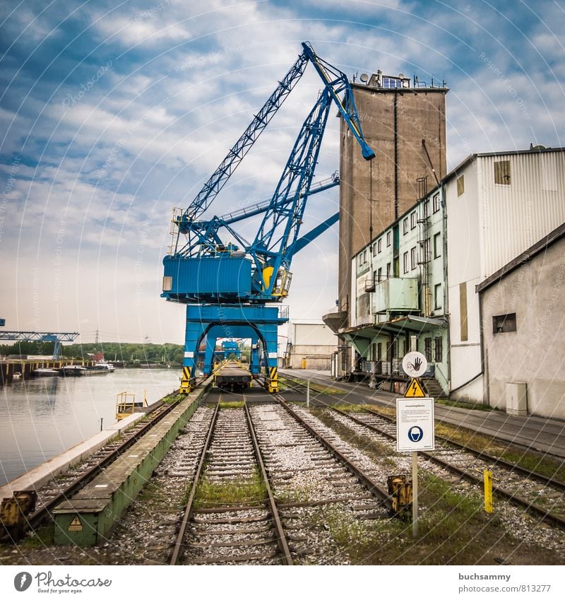 Blauer Hafenkran Arbeitsplatz Wirtschaft Industrie Dienstleistungsgewerbe Maschine Wasser Wolken Stadt Hafenstadt Industrieanlage Fassade