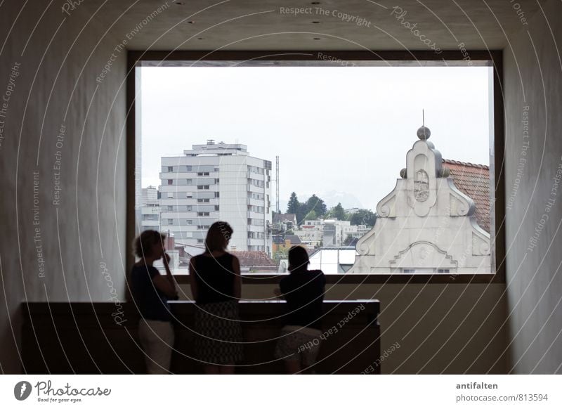 Wie sind die Aussichten? Tourismus Ausflug Sightseeing Haus Innenarchitektur Raum Mensch feminin Frau Erwachsene Freundschaft Körper 3 30-45 Jahre Ausstellung