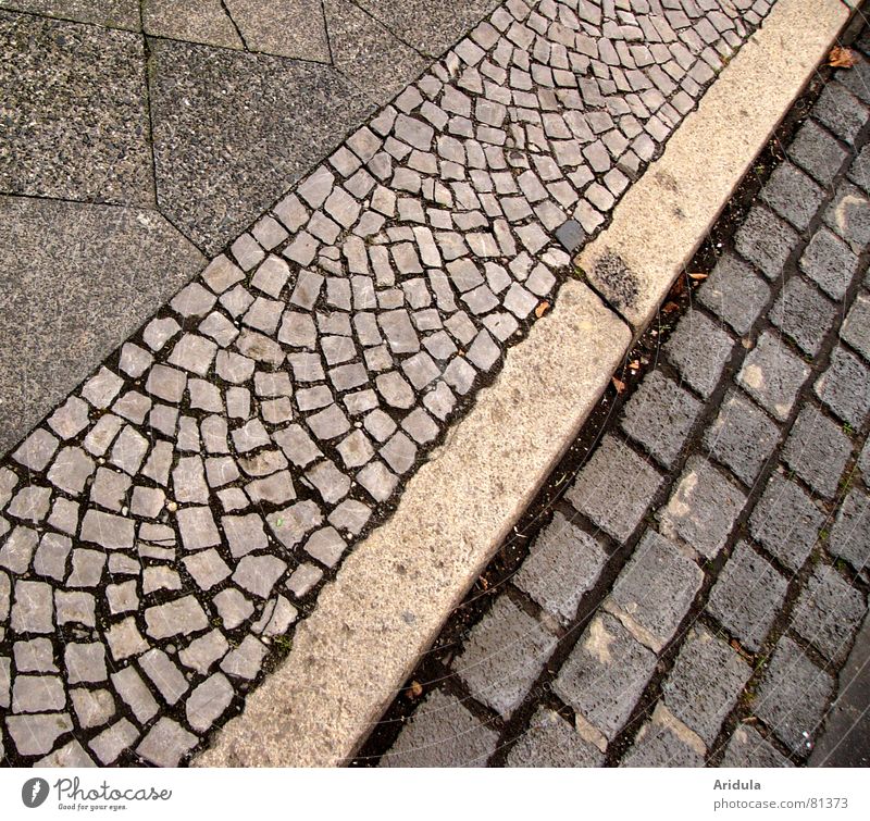 stein_01 Bürgersteig Bordsteinkante Muster grau schwarz gehen Stadt Straßenbelag Gasse Spaziergang Zufahrtsstraße Mosaik Verkehrswege Stein Mineralien