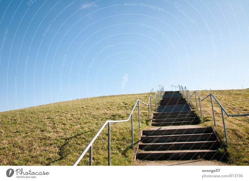 Himmelstreppe Sommer Hügel Müllhalde hoch blau braun Rekultivierung Erneuerung Treppe Geländer Horizont himmelwärts Blauer Himmel Grashügel aufsteigen Farbfoto