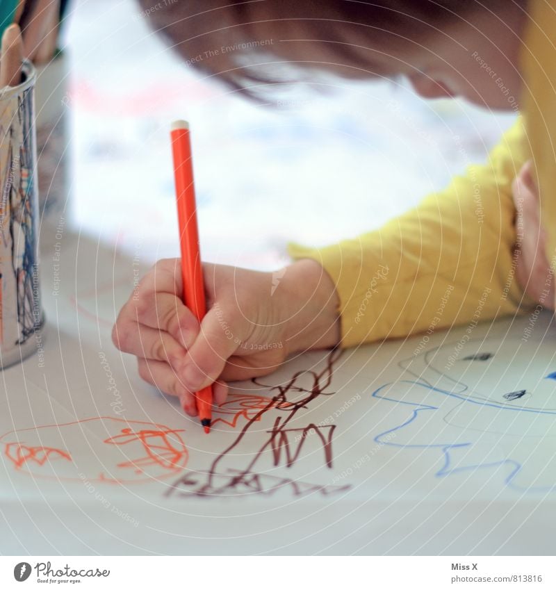 Kritzeln Freizeit & Hobby Spielen Mensch Kind Kleinkind Kindheit 1 1-3 Jahre 3-8 Jahre Papier Schreibstift zeichnen Gefühle fleißig Ausdauer Konzentration