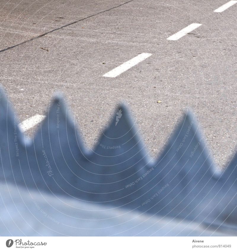 Fahrbahn Ende Verkehr Verkehrswege Straße Zufahrtsstraße Zacken Zickzack Metallzaun Tor Fahrbahnmarkierung Zeichen Schilder & Markierungen Linie Streifen