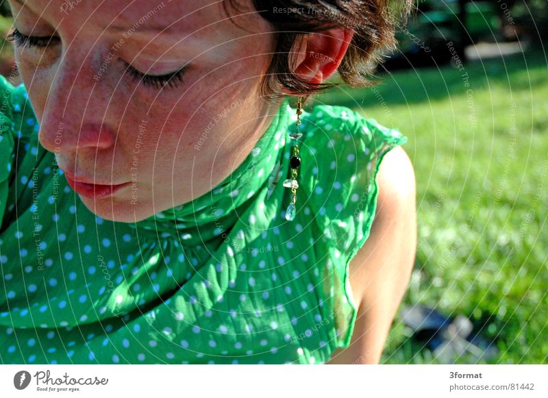 sommertag Picknick Frau Sommersprossen Wiese Top Punkt Ohrringe