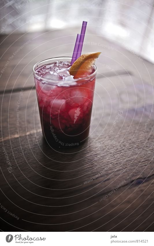 bombay bramble Zitrone Brombeeren Getränk Alkohol Longdrink Cocktail Bombay Bramble Gin Glas Trinkhalm trinken ästhetisch exotisch Flüssigkeit frisch lecker