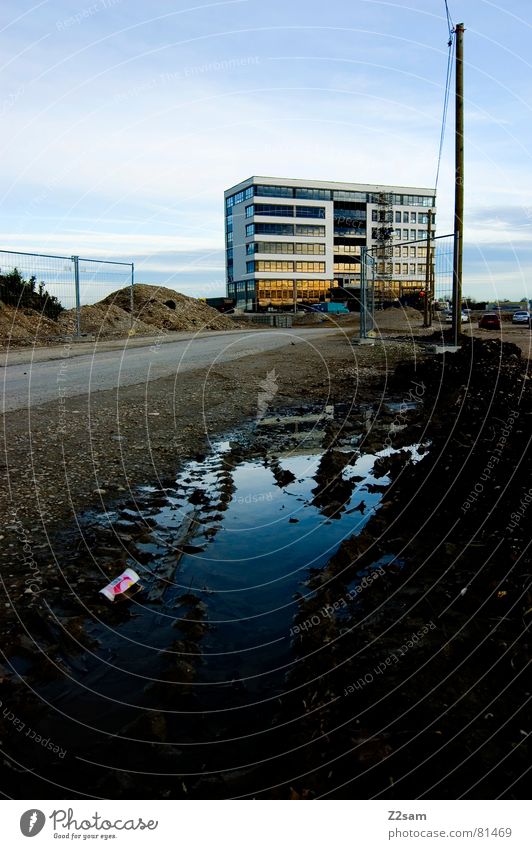 baufase Haus Baustelle Pfütze Regenwasser Müll Zaun Hochhaus Gebäude Etage modern Lack archtitektur Wasser Erde dreckig Strommast Wege & Pfade Straße Himmel