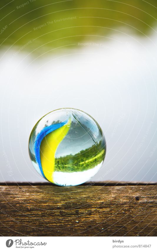 Murmel am See Kinderspiel Frühling Sommer Herbst Seeufer Glaskugel ästhetisch positiv rund schön Fröhlichkeit ruhig Farbe Zufriedenheit Kindheit rein