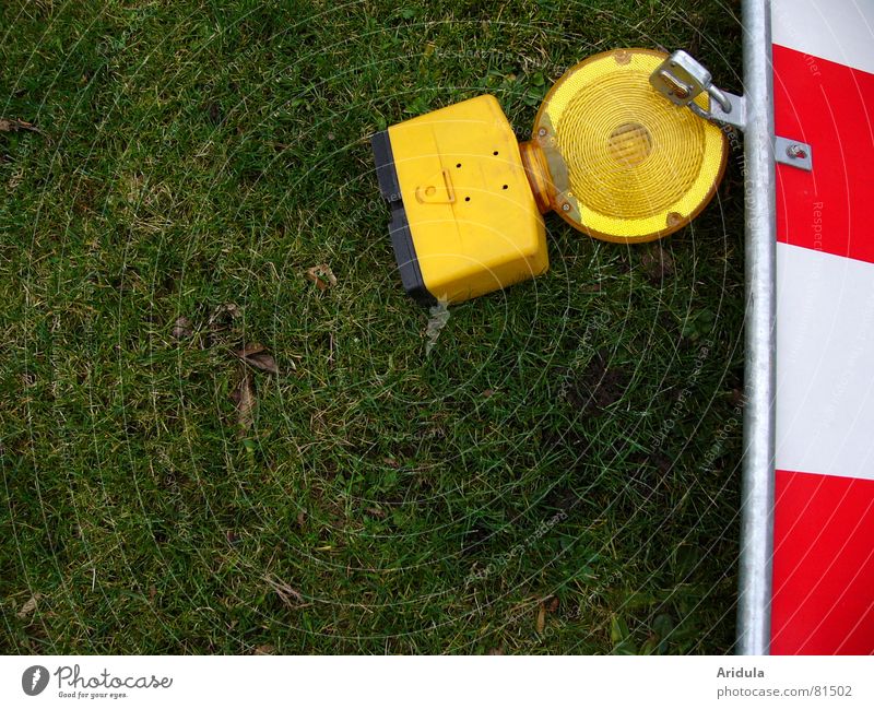 baustelle_01 Baustelle Sicherheit Barriere Licht Lampe Wiese rot gelb grün Warnhinweis Warnschild Straßennamenschild Verkehrswege Rasen