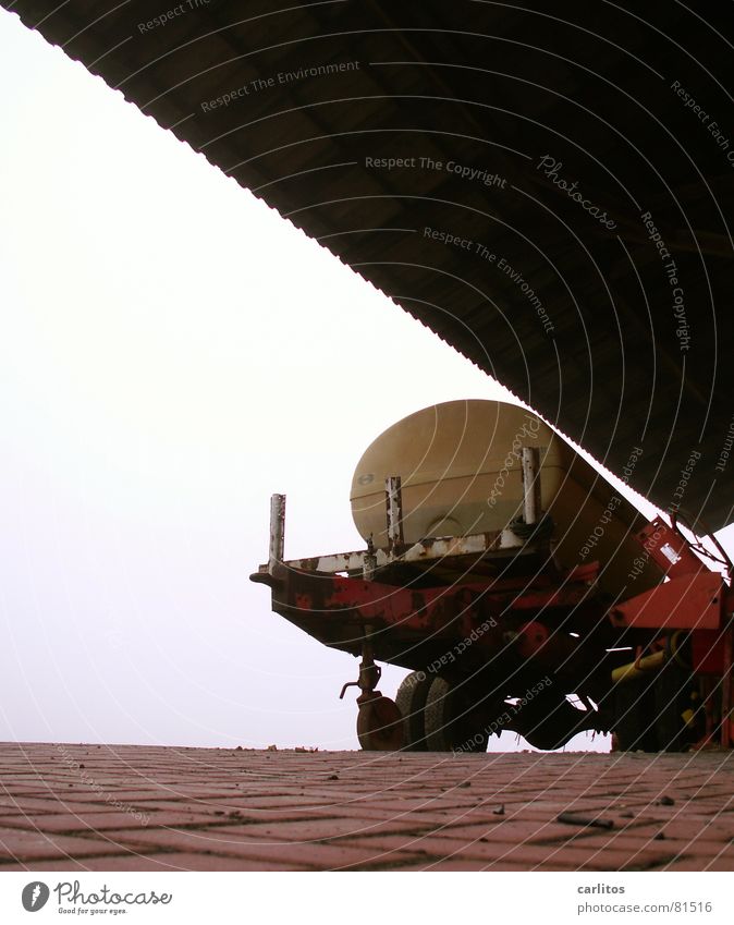 Landwirtschaft dient allen diagonal Wellblech Gegenlicht Rost Verfall Silhouette Vordach Dach Bauernhof verfallen Zahn der Zeit Wagen Blechdach