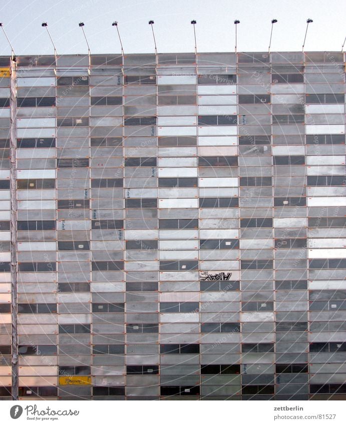 Fassade Städtebau Seite Postmoderne Haus Lampe Block Gebäude Fenster Patchwork Berlin baukultur Beleuchtung dreckig Architektur grau trist Plattenbau