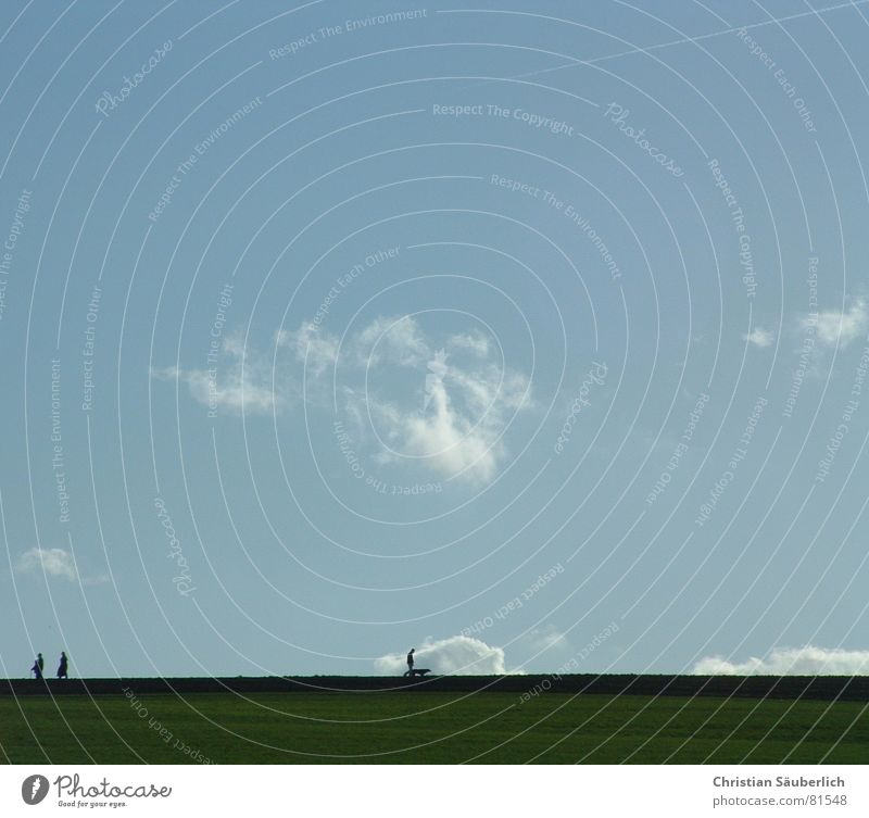 Sonntags-Spaziergang II Horizont Wiese grün gehen Alm Aussicht Spazierstock Bergwiese Frieden Himmel blau Mensch ereignishorizont