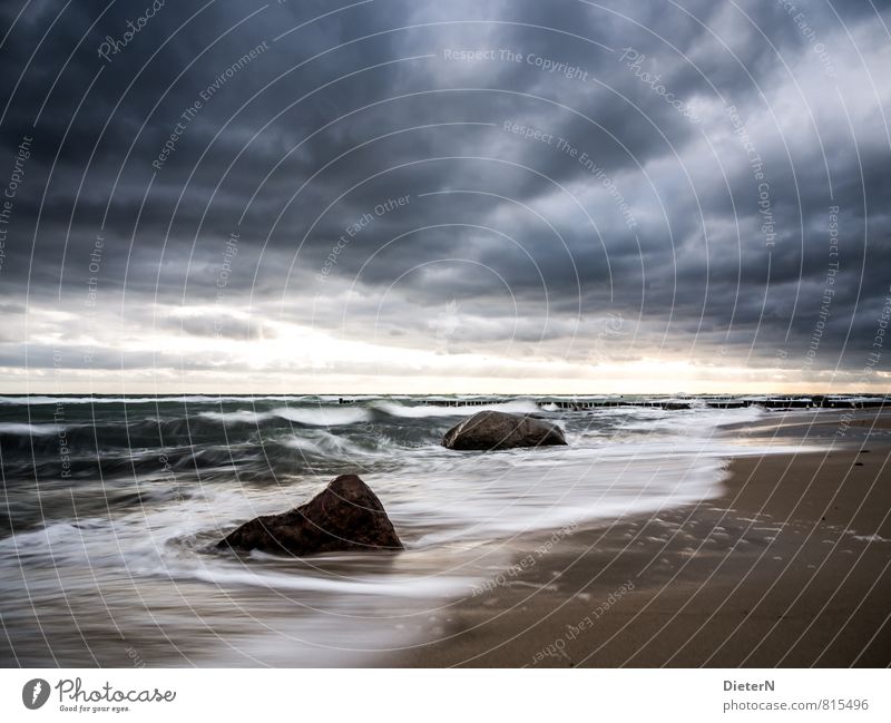 Wetterwand Natur Sand Wasser Himmel Wolken Gewitterwolken Klima schlechtes Wetter Unwetter Wind Sturm Wellen Küste Strand Ostsee blau braun schwarz weiß