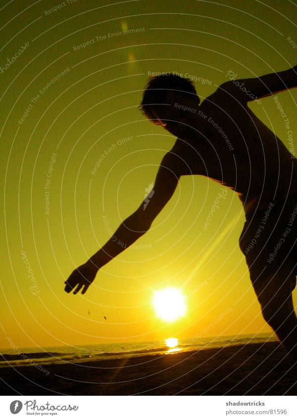 DIE SONNE ZUR SEITE Gegenlicht springen Wolken rot grün gelb Lebensfreude Körperhaltung Brasilien Sonnenuntergang Sonnenaufgang Turnen Wohlgefühl Gesundheit