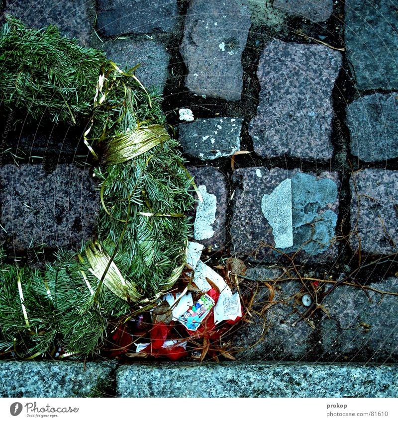 Geschafft! Weihnachten & Advent vergangen beenden Feuerwerk Silvester u. Neujahr Nadelbaum Kranz binden Kopfsteinpflaster Trauer Sorge fertig liegen Knall