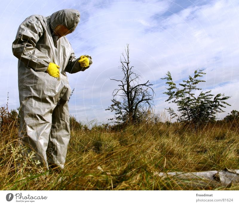 grau™ - ständer im wald gelb grau-gelb Anzug rot Gummi Kunst dumm sinnlos ungefährlich verrückt lustig Freude Ständer Baum Wolken Gras Sträucher Himmel